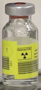 Flacon radioactif pris en charge selon les conseils du CSTMD Classe 7