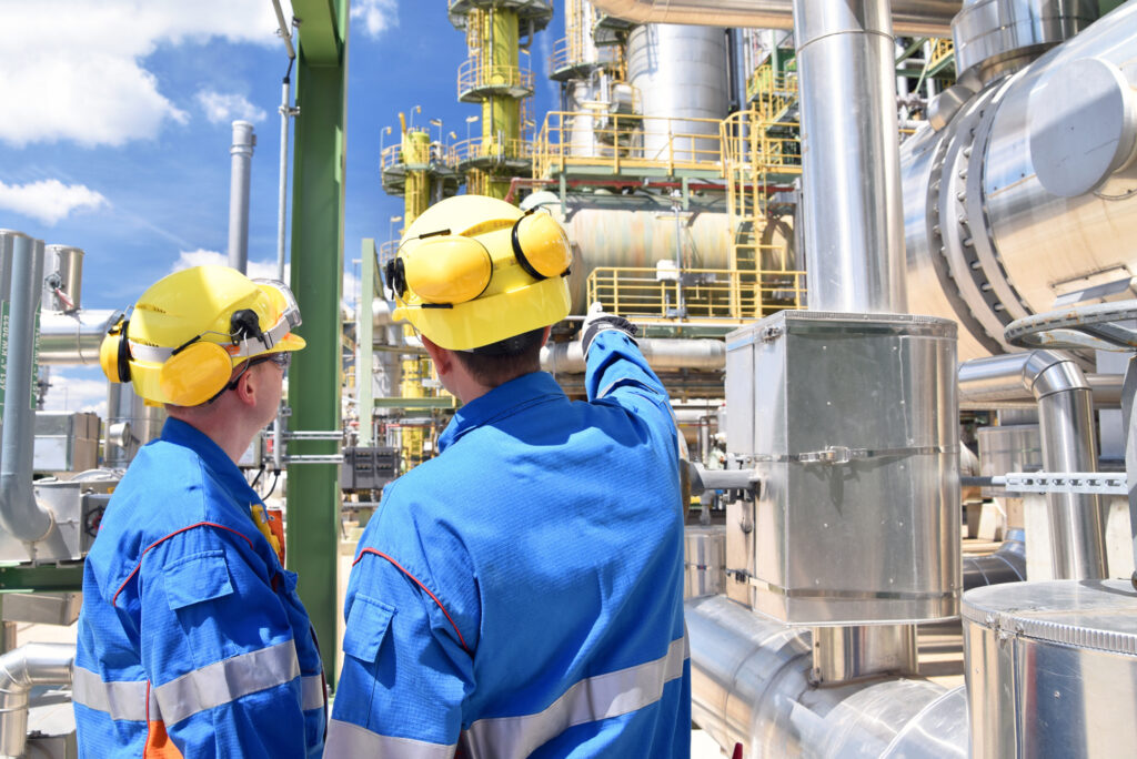 Conseiller à la sécurité externe réalisant un audit CSTMD en Normandie dans une usine chimique.
